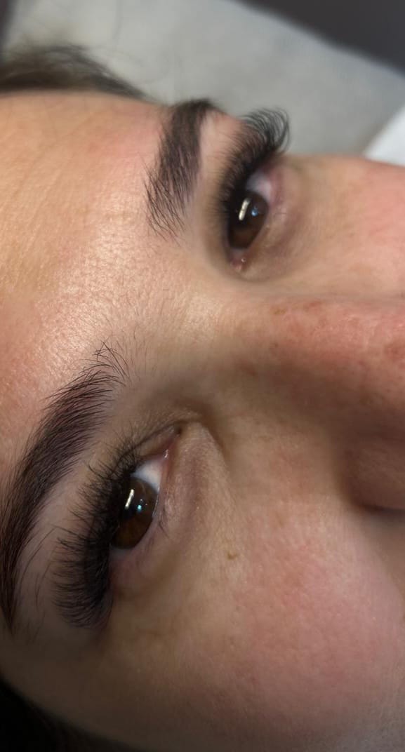 Extensão de cílios com acabamento natural feita pela Brenda Cielo